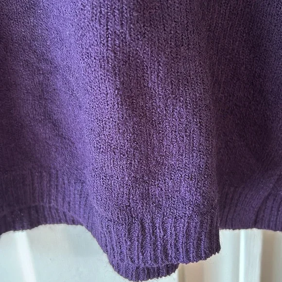 Pretty ladies deep purple sweater - Picture 2 of 2